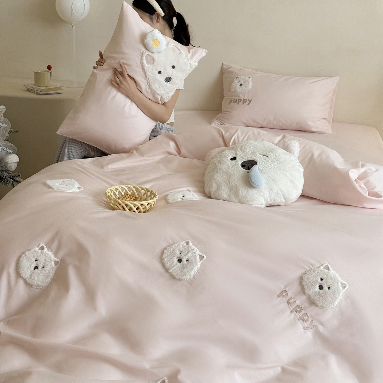 91家纺网 家纺一手货源 找家纺 鹿班家居 2025年新款秋冬款100S全棉纯棉磨毛贴布绣系列四件套-奶油大白（标准会员-20元） 奶油大白-粉色