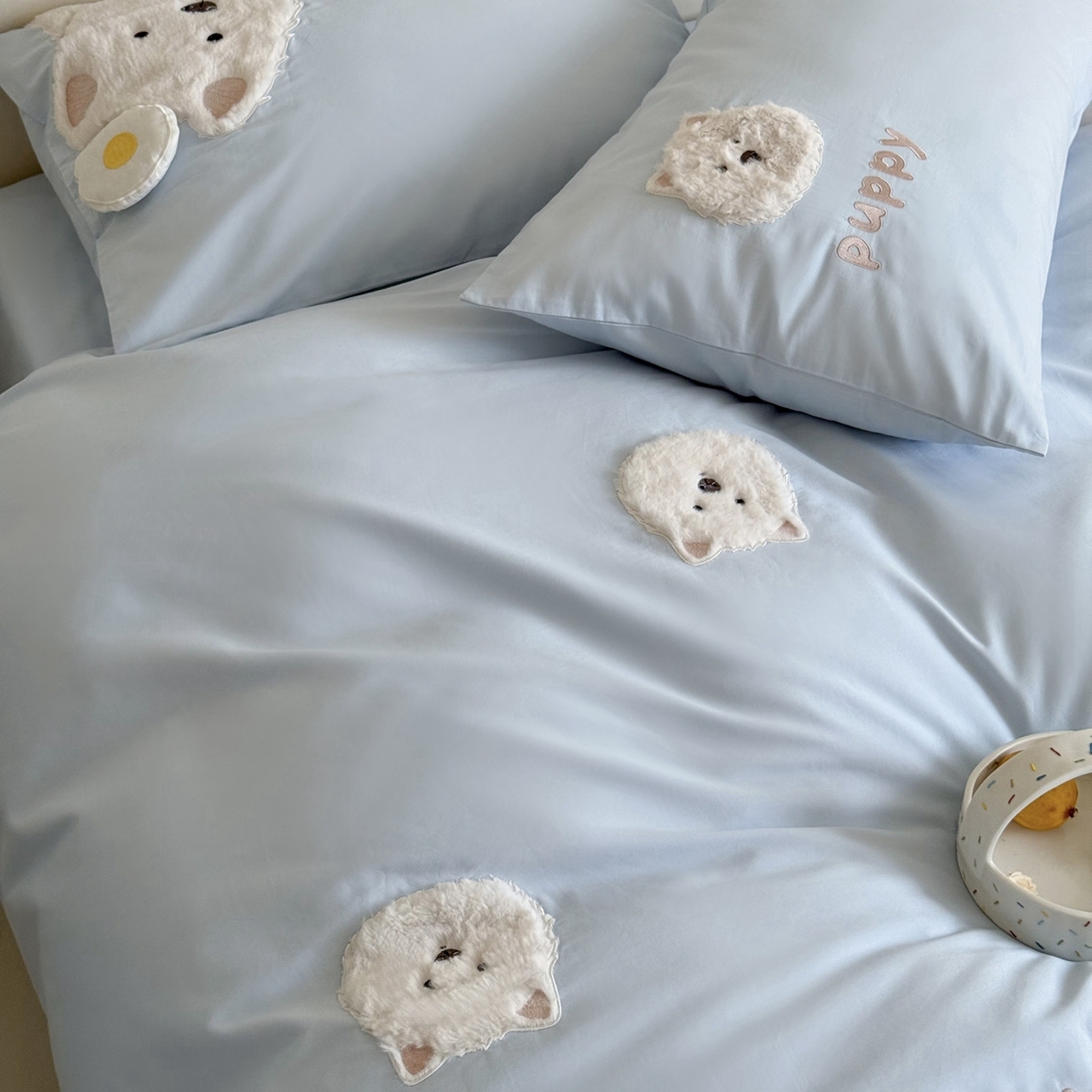 91家纺网 家纺一手货源 找家纺 鹿班家居 2025年新款秋冬款100S全棉纯棉磨毛贴布绣系列四件套-奶油大白（标准会员-20元） 奶油大白-蓝色