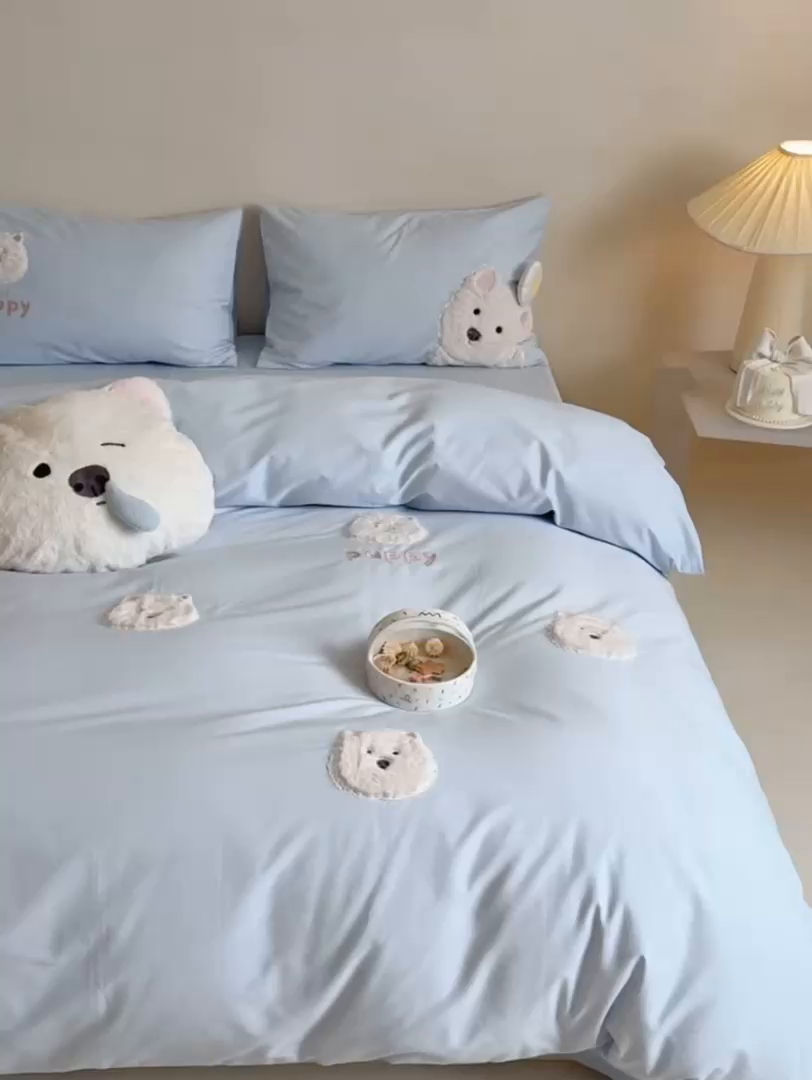 91家纺网 家纺一手货源 找家纺 鹿班家居 2025年新款秋冬款100S全棉纯棉磨毛贴布绣系列四件套-奶油大白（标准会员-20元） 奶油大白-蓝色