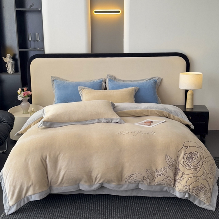 91家纺网 家纺一手货源 找家纺 （总）多乐家纺 2025新款牛奶绒双拼绣花拼角款四件套-提供买家秀