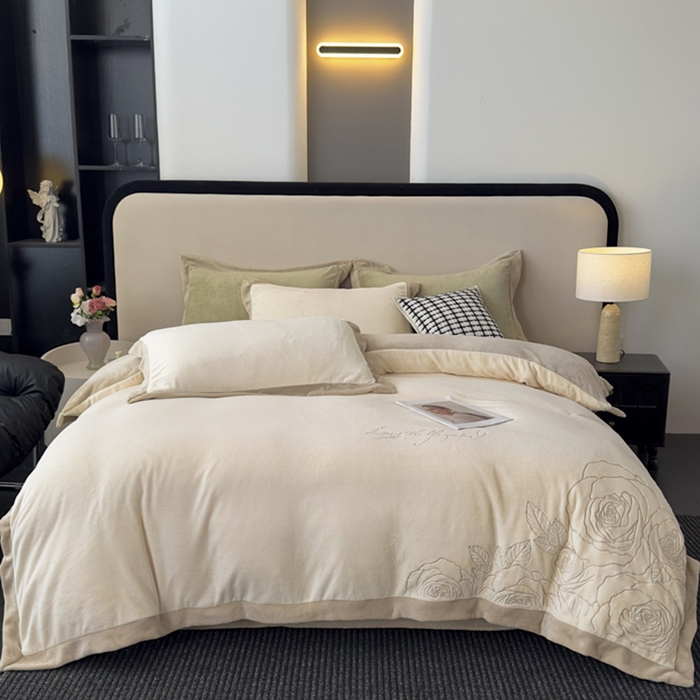 91家纺网 家纺一手货源 找家纺 （总）多乐家纺 2025新款牛奶绒双拼绣花拼角款四件套-提供买家秀