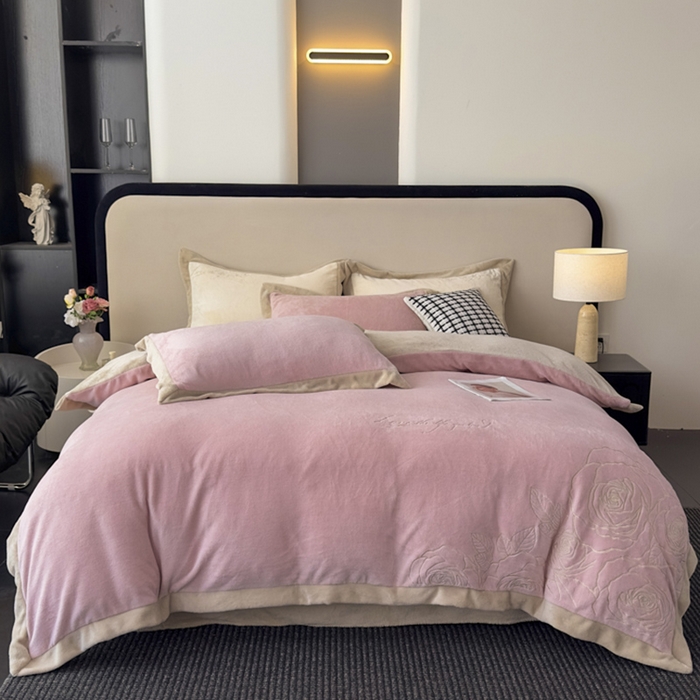 91家纺网 家纺一手货源 找家纺 （总）多乐家纺 2025新款牛奶绒双拼绣花拼角款四件套-提供买家秀