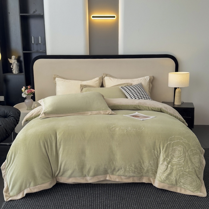 91家纺网 家纺一手货源 找家纺 （总）多乐家纺 2025新款牛奶绒双拼绣花拼角款四件套-提供买家秀