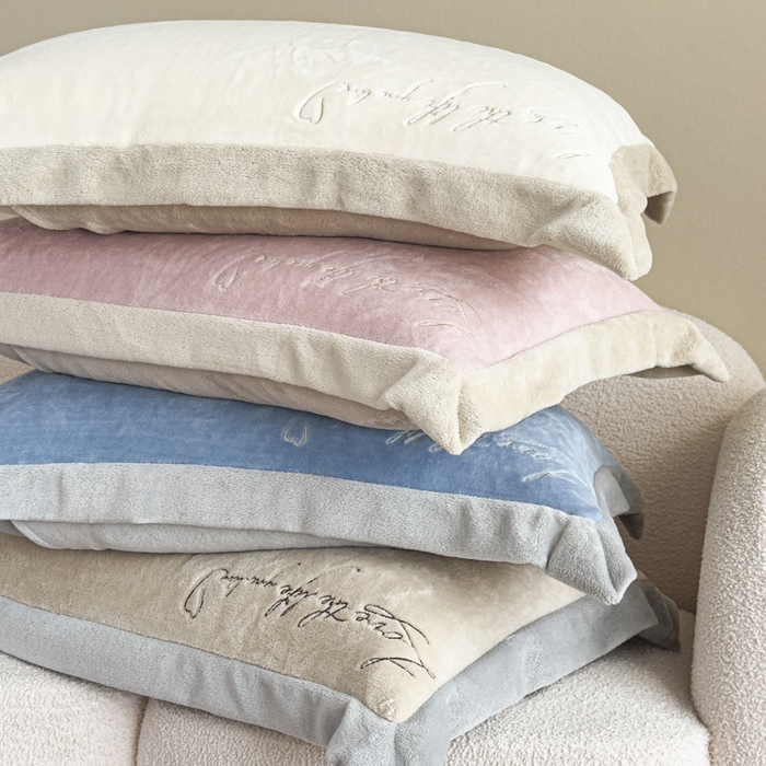 91家纺网 家纺一手货源 找家纺 （总）多乐家纺 2025新款牛奶绒双拼绣花拼角款四件套-提供买家秀