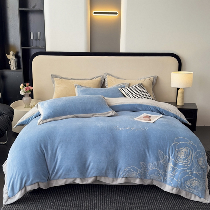 91家纺网 家纺一手货源 找家纺 （总）多乐家纺 2025新款牛奶绒双拼绣花拼角款四件套-提供买家秀