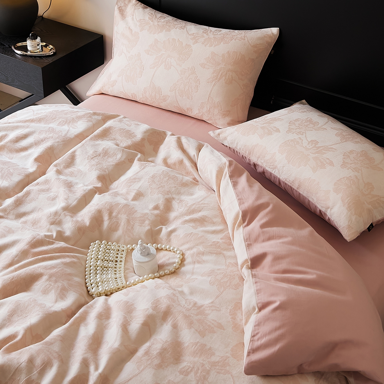 91家纺网 家纺一手货源 找家纺 禾时 2025新款全棉色织提花四件套-等风来 等风来-雾粉