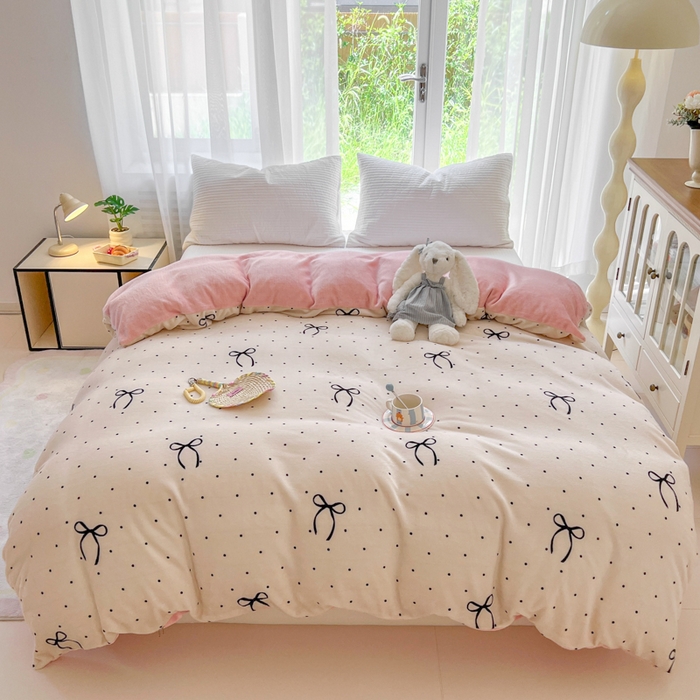 91家纺网 家纺一手货源 找家纺 妖妖家纺 2025新款高克重200克牛奶绒印花四件套 波点萌蝶