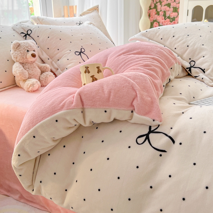 91家纺网 家纺一手货源 找家纺 妖妖家纺 2025新款高克重200克牛奶绒印花四件套 波点萌蝶