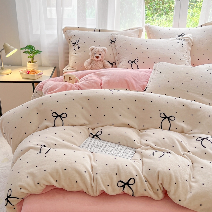 91家纺网 家纺一手货源 找家纺 妖妖家纺 2025新款高克重200克牛奶绒印花四件套 波点萌蝶