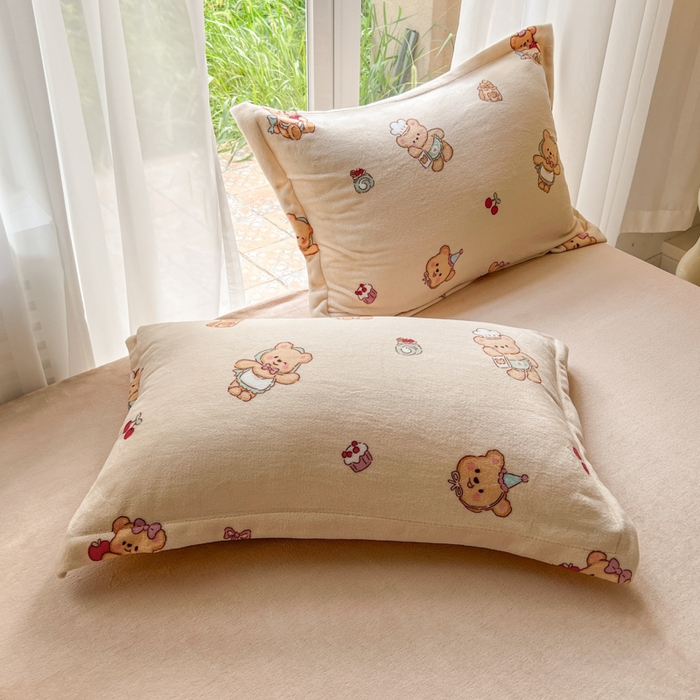 91家纺网 家纺一手货源 找家纺 妖妖家纺 2025新款高克重200克牛奶绒印花四件套 厨师曲奇熊