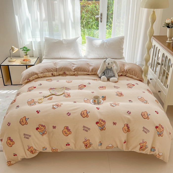 91家纺网 家纺一手货源 找家纺 妖妖家纺 2025新款高克重200克牛奶绒印花四件套 厨师曲奇熊