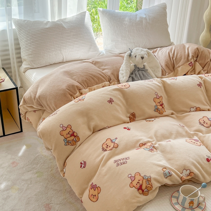 91家纺网 家纺一手货源 找家纺 妖妖家纺 2025新款高克重200克牛奶绒印花四件套 厨师曲奇熊