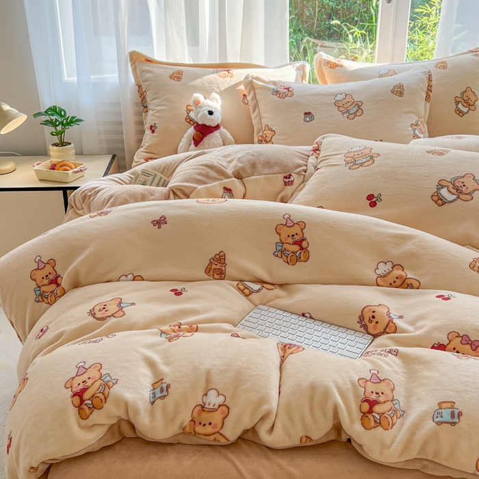 91家纺网 家纺一手货源 找家纺 妖妖家纺 2025新款高克重200克牛奶绒印花四件套 厨师曲奇熊