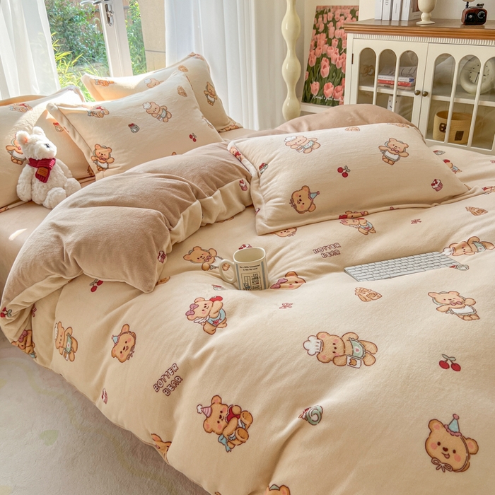 91家纺网 家纺一手货源 找家纺 妖妖家纺 2025新款高克重200克牛奶绒印花四件套 厨师曲奇熊