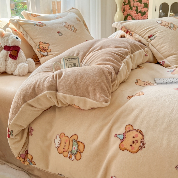 91家纺网 家纺一手货源 找家纺 妖妖家纺 2025新款高克重200克牛奶绒印花四件套 厨师曲奇熊