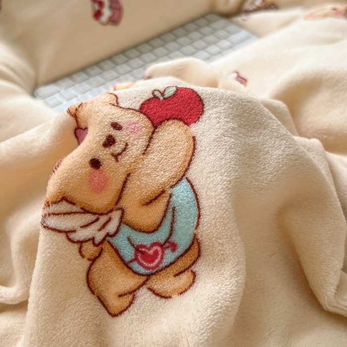 91家纺网 家纺一手货源 找家纺 妖妖家纺 2025新款高克重200克牛奶绒印花四件套 厨师曲奇熊