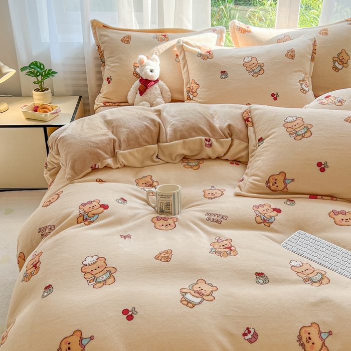 91家纺网 家纺一手货源 找家纺 妖妖家纺 2025新款高克重200克牛奶绒印花四件套 厨师曲奇熊