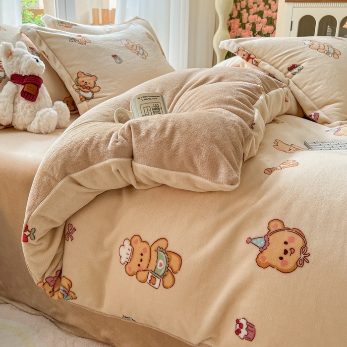 91家纺网 家纺一手货源 找家纺 妖妖家纺 2025新款高克重200克牛奶绒印花四件套 厨师曲奇熊