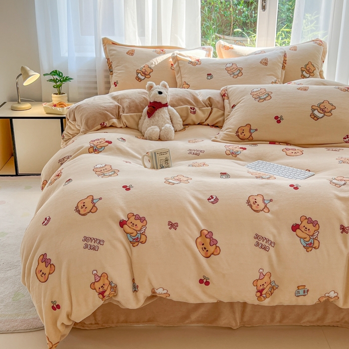 91家纺网 家纺一手货源 找家纺 妖妖家纺 2025新款高克重200克牛奶绒印花四件套 厨师曲奇熊