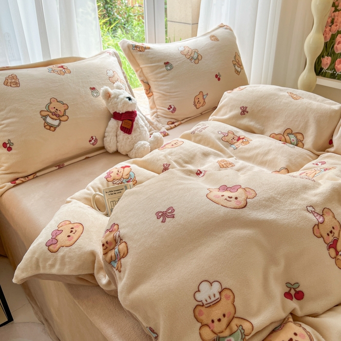 91家纺网 家纺一手货源 找家纺 妖妖家纺 2025新款高克重200克牛奶绒印花四件套 厨师曲奇熊