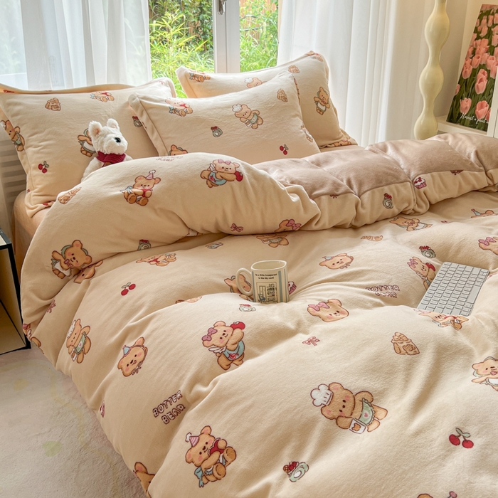 91家纺网 家纺一手货源 找家纺 妖妖家纺 2025新款高克重200克牛奶绒印花四件套 厨师曲奇熊