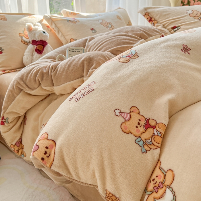 91家纺网 家纺一手货源 找家纺 妖妖家纺 2025新款高克重200克牛奶绒印花四件套 厨师曲奇熊