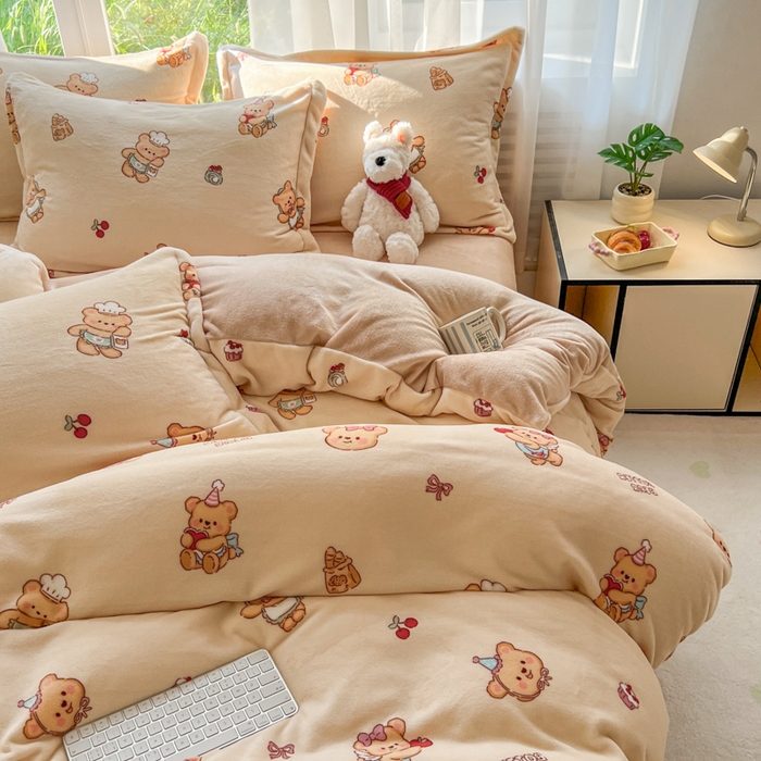 91家纺网 家纺一手货源 找家纺 妖妖家纺 2025新款高克重200克牛奶绒印花四件套 厨师曲奇熊