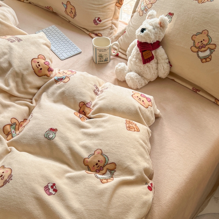 91家纺网 家纺一手货源 找家纺 妖妖家纺 2025新款高克重200克牛奶绒印花四件套 厨师曲奇熊