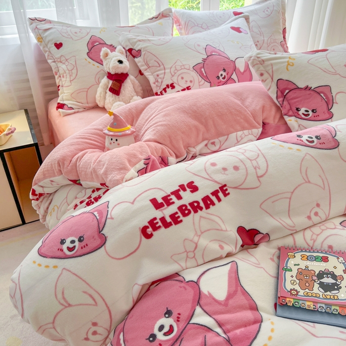 91家纺网 家纺一手货源 找家纺 妖妖家纺 2025新款高克重200克牛奶绒印花四件套 狐吻甜果