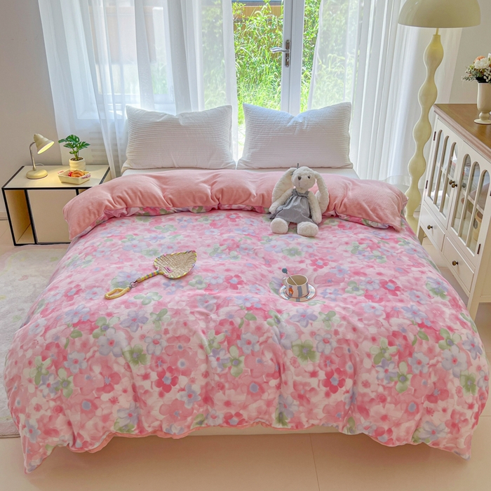 91家纺网 家纺一手货源 找家纺 妖妖家纺 2025新款高克重200克牛奶绒印花四件套 花轻语