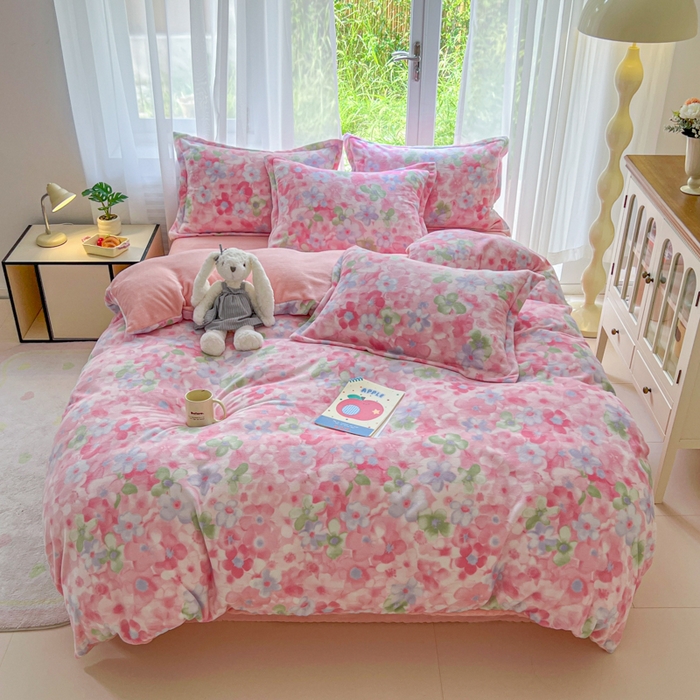 91家纺网 家纺一手货源 找家纺 妖妖家纺 2025新款高克重200克牛奶绒印花四件套 花轻语