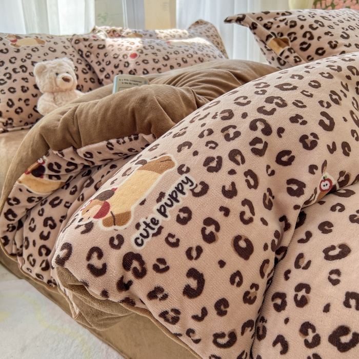 91家纺网 家纺一手货源 找家纺 妖妖家纺 2025新款高克重200克牛奶绒印花四件套 溜汪记事板