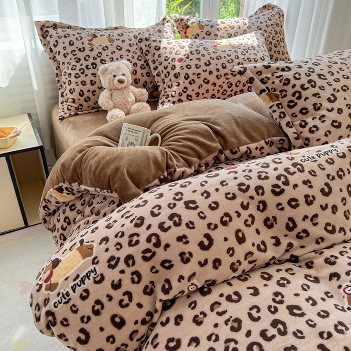 91家纺网 家纺一手货源 找家纺 妖妖家纺 2025新款高克重200克牛奶绒印花四件套 溜汪记事板