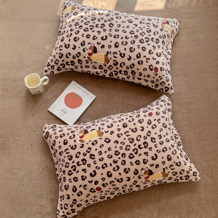 91家纺网 家纺一手货源 找家纺 妖妖家纺 2025新款高克重200克牛奶绒印花四件套 溜汪记事板