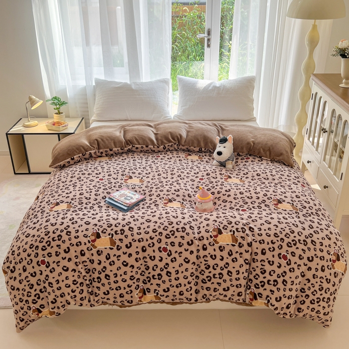 91家纺网 家纺一手货源 找家纺 妖妖家纺 2025新款高克重200克牛奶绒印花四件套 溜汪记事板