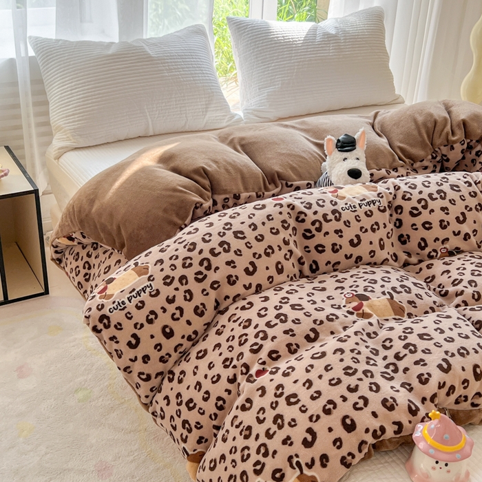 91家纺网 家纺一手货源 找家纺 妖妖家纺 2025新款高克重200克牛奶绒印花四件套 溜汪记事板