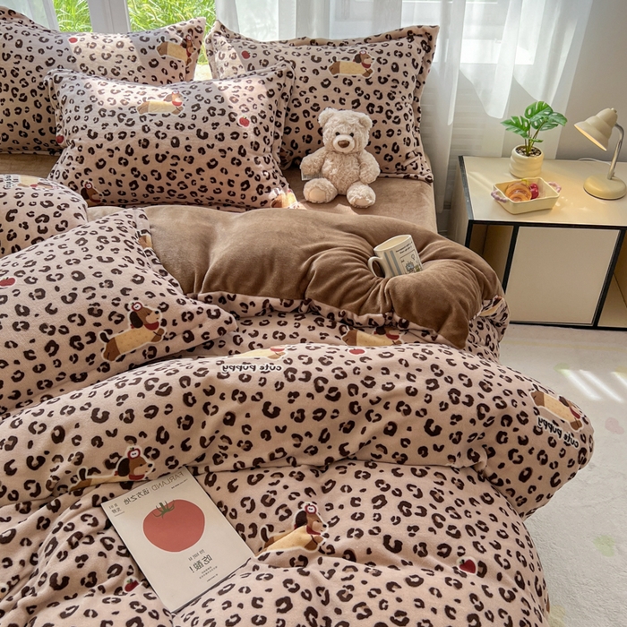 91家纺网 家纺一手货源 找家纺 妖妖家纺 2025新款高克重200克牛奶绒印花四件套 溜汪记事板