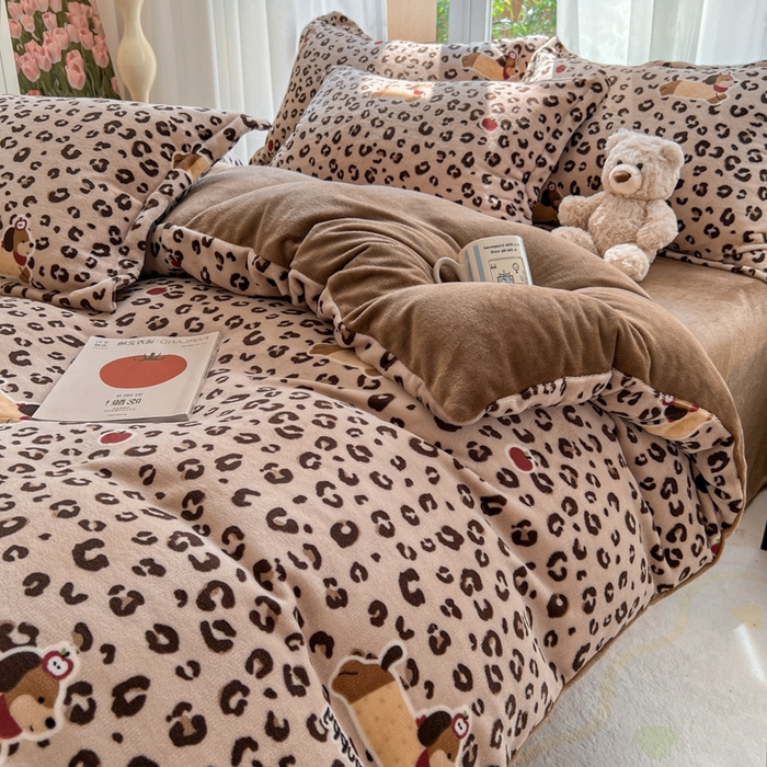 91家纺网 家纺一手货源 找家纺 妖妖家纺 2025新款高克重200克牛奶绒印花四件套 溜汪记事板