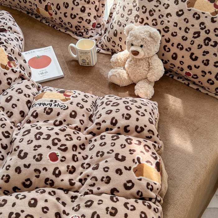 91家纺网 家纺一手货源 找家纺 妖妖家纺 2025新款高克重200克牛奶绒印花四件套 溜汪记事板