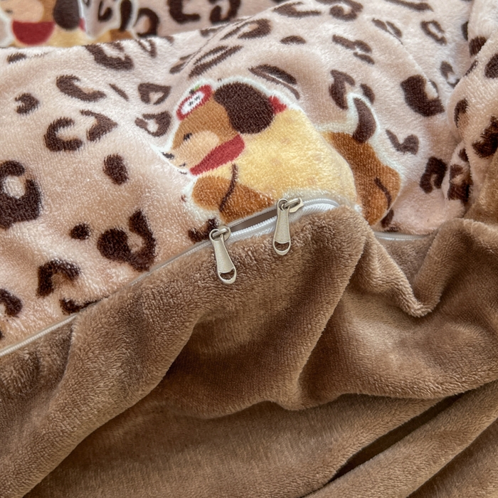 91家纺网 家纺一手货源 找家纺 妖妖家纺 2025新款高克重200克牛奶绒印花四件套 溜汪记事板