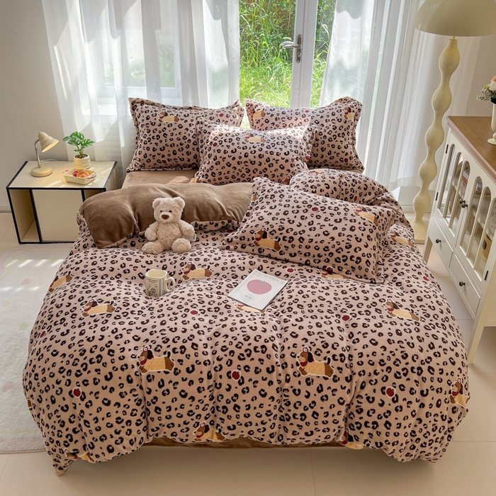 91家纺网 家纺一手货源 找家纺 妖妖家纺 2025新款高克重200克牛奶绒印花四件套 溜汪记事板