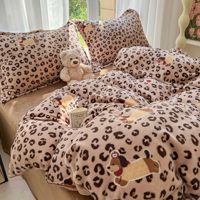 91家纺网 家纺一手货源 找家纺 妖妖家纺 2025新款高克重200克牛奶绒印花四件套 溜汪记事板