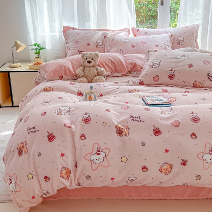 91家纺网 家纺一手货源 找家纺 妖妖家纺 2025新款高克重200克牛奶绒印花四件套 萌宠故事会