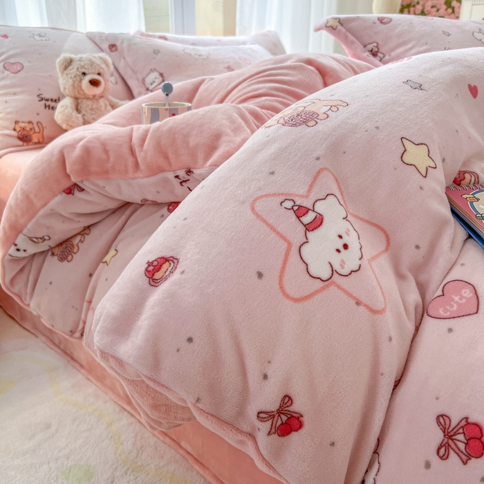 91家纺网 家纺一手货源 找家纺 妖妖家纺 2025新款高克重200克牛奶绒印花四件套 萌宠故事会