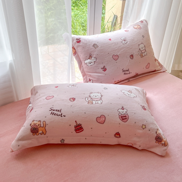 91家纺网 家纺一手货源 找家纺 妖妖家纺 2025新款高克重200克牛奶绒印花四件套 萌宠故事会