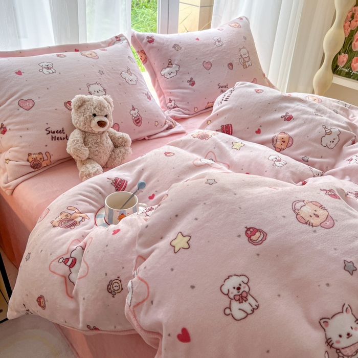 91家纺网 家纺一手货源 找家纺 妖妖家纺 2025新款高克重200克牛奶绒印花四件套 萌宠故事会