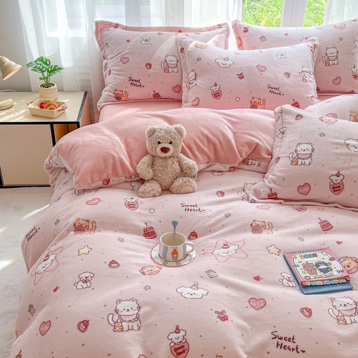 91家纺网 家纺一手货源 找家纺 妖妖家纺 2025新款高克重200克牛奶绒印花四件套 萌宠故事会