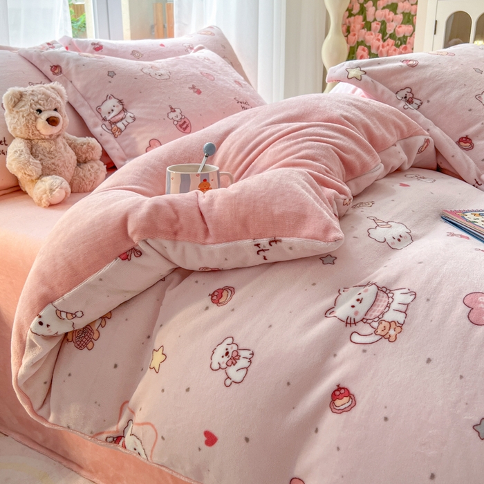 91家纺网 家纺一手货源 找家纺 妖妖家纺 2025新款高克重200克牛奶绒印花四件套 萌宠故事会