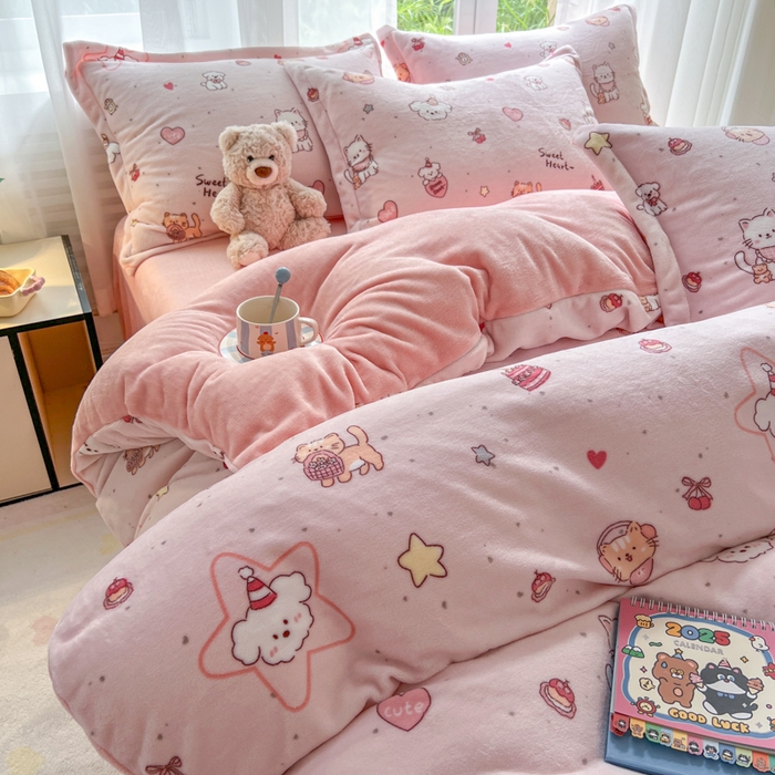 91家纺网 家纺一手货源 找家纺 妖妖家纺 2025新款高克重200克牛奶绒印花四件套 萌宠故事会