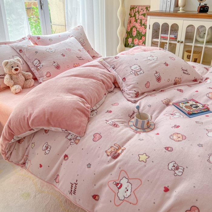 91家纺网 家纺一手货源 找家纺 妖妖家纺 2025新款高克重200克牛奶绒印花四件套 萌宠故事会